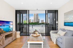 Sun Drenched Apartment in the Heart of Surfers